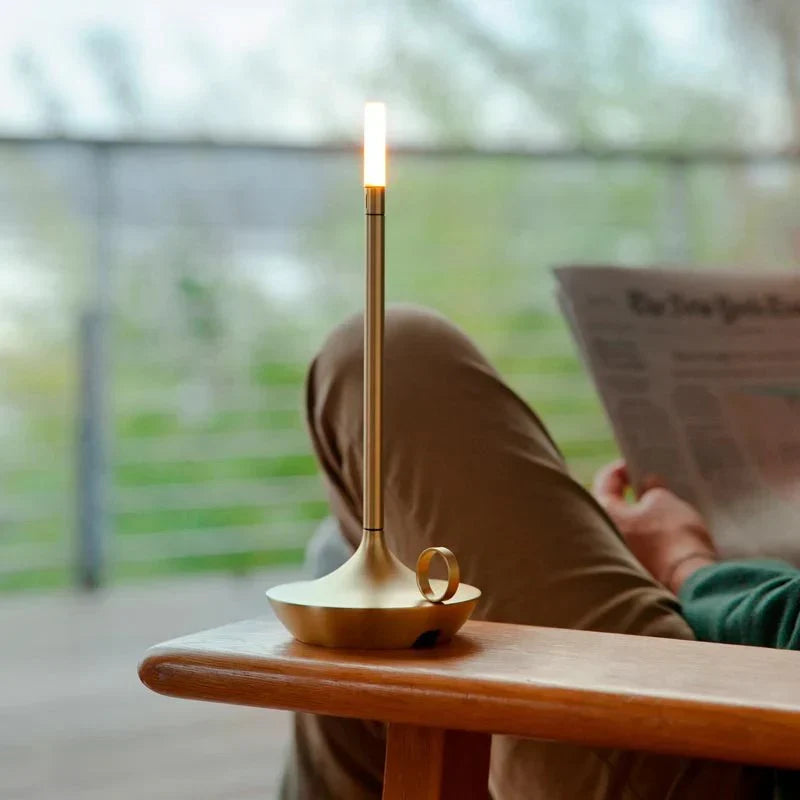 Minimalistyczna lampa stołowa LED z dotykowym włącznikiem w kształcie świecy