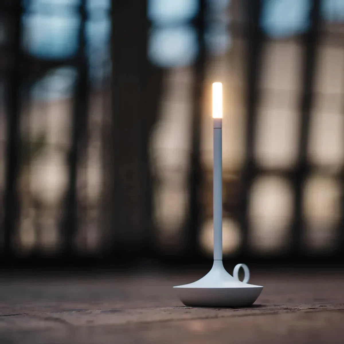 Minimalistyczna lampa stołowa LED z dotykowym włącznikiem w kształcie świecy