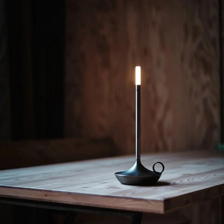 Minimalistyczna lampa stołowa LED z dotykowym włącznikiem w kształcie świecy