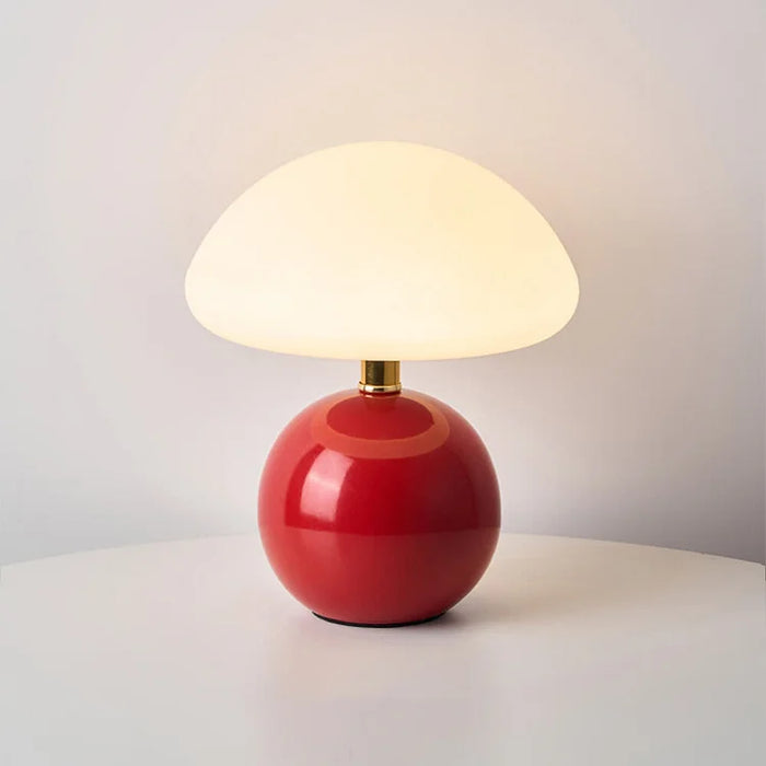 Nowoczesna lampa stołowa z kulistą podstawą i kloszem w kształcie grzybka – styl minimalistyczny