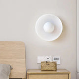 Nowoczesna szklana lampa sufitowa z kloszem w minimalistycznym designie