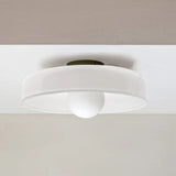Nowoczesna szklana lampa sufitowa z kloszem w minimalistycznym designie