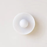 Nowoczesna szklana lampa sufitowa z kloszem w minimalistycznym designie